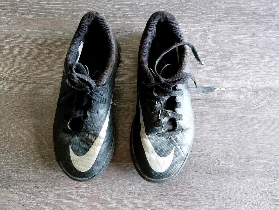 Nike Jungen FuBball Schuhe GroBe 29 5 schwarz silber Hypervenom in Nordrhein Westfalen Neuss Gebrauchte Kinderschuhe GroBe 29 kaufen kleinanzeigen