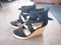 NEU Tamaris Sandalette Sandalen Keilabsatz 40 schwarz Highheels Bayern - Lindau Vorschau