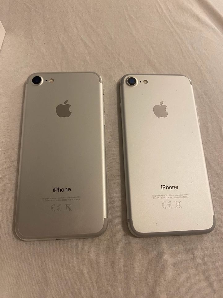 Zwei IPhones, silber in Wanderup