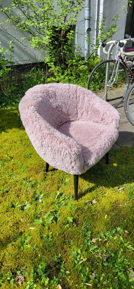 Sessel aus der Wäscherei rosa in Plüschoptik in Hamburg