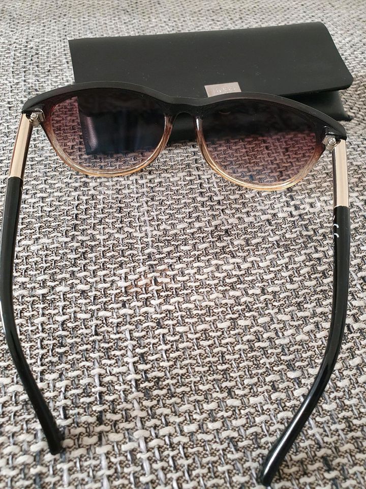 Sonnenbrille für Damen mit Etui in Hannover
