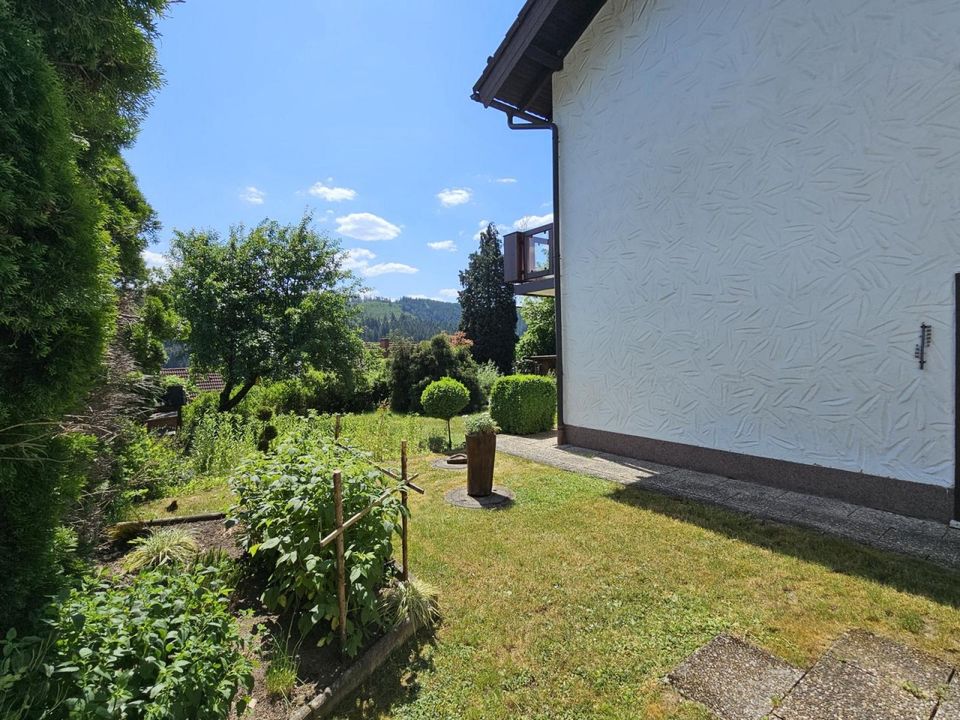 Wohnen wie im Urlaub! Eindrucksvolles Anwesen mit Blick und 2 Balkone, Nähe Kronach! in Steinwiesen