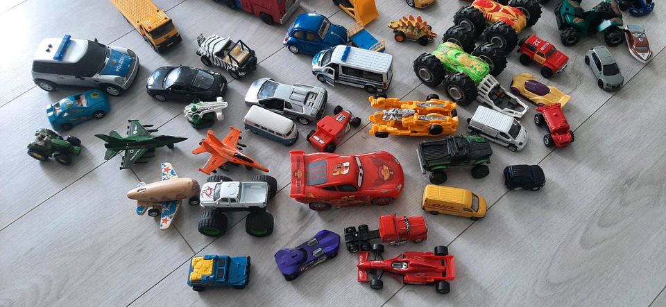 Set  Spielzeug Fahrzeuge Autos, Flugzeuge, Monstertrucks in Taunusstein