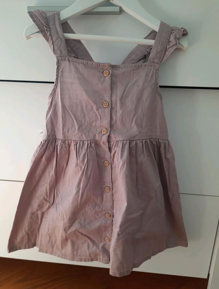 Kleid, Latzkleid, Trägerkleid H&M Gr. 98 flieder in Würzburg