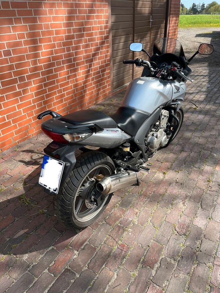 Honda CBF 600 Motorrad in Grasberg