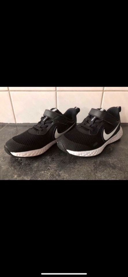 Nike Schuhe Größe 28 in Gotha
