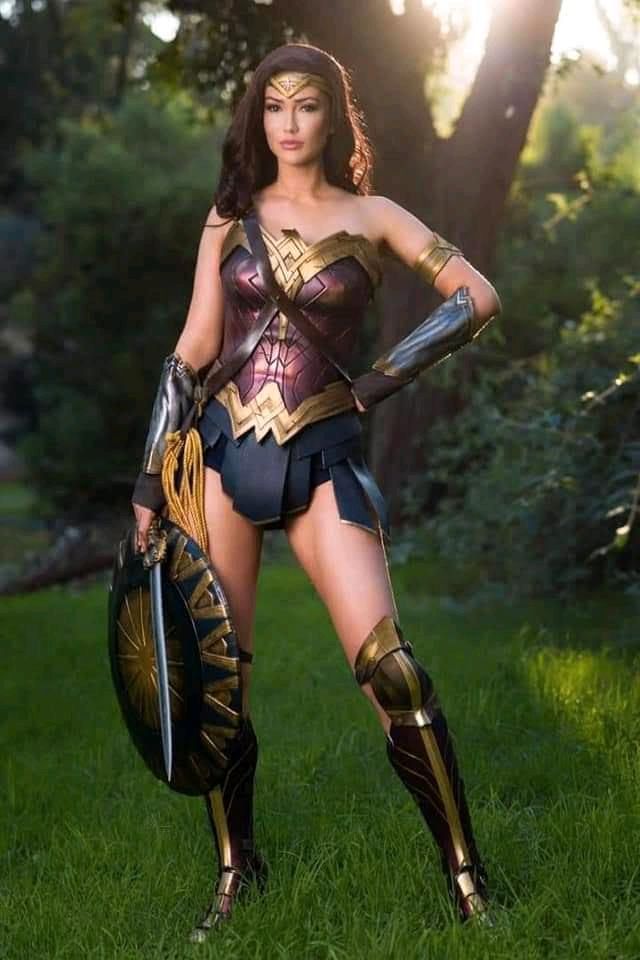 WONDER WOMAN Diana Prince (Gal Gadot) Life-Size-Figur 200 cm in Essen