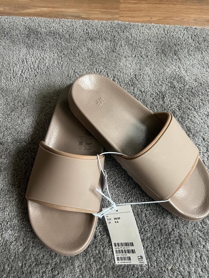 Bedruckte Badesandalen Badelatschen H&M Beige H&M NEU 38-39 in Berlin