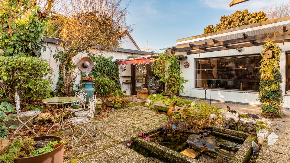 Gepflegtes Wohnglück: Bungalow mit charmantem Außenbereich, Garage, Carport, Sauna & Schwimmbad in Köln