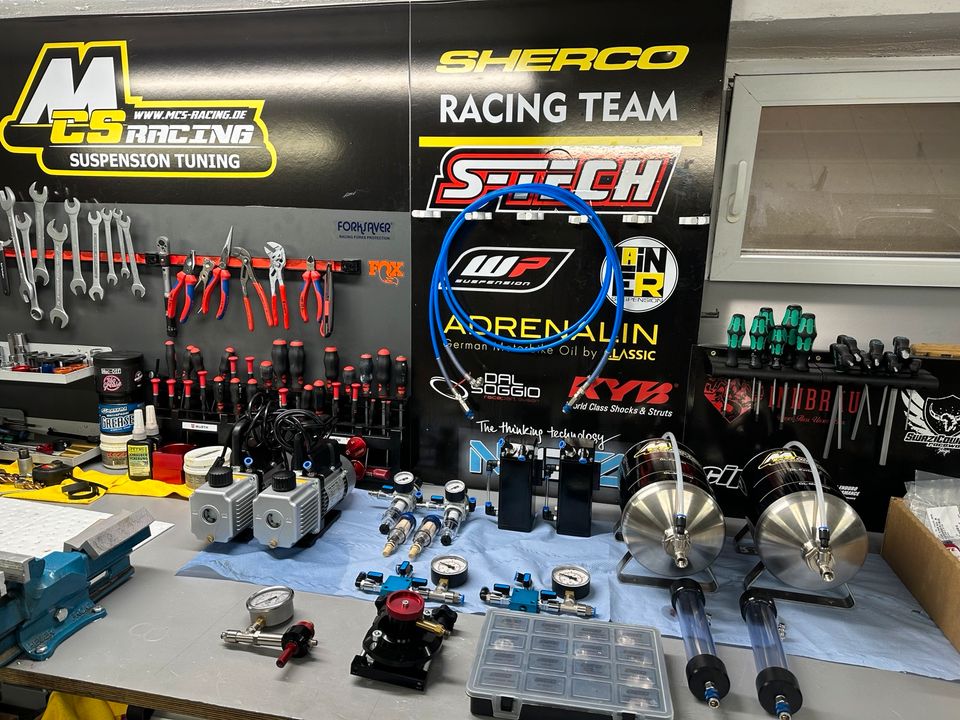 Stoßdämpfer Vacuum Pumpe Bleed Pump WP Öhlins KYB Showa Sachs in Stephansposching