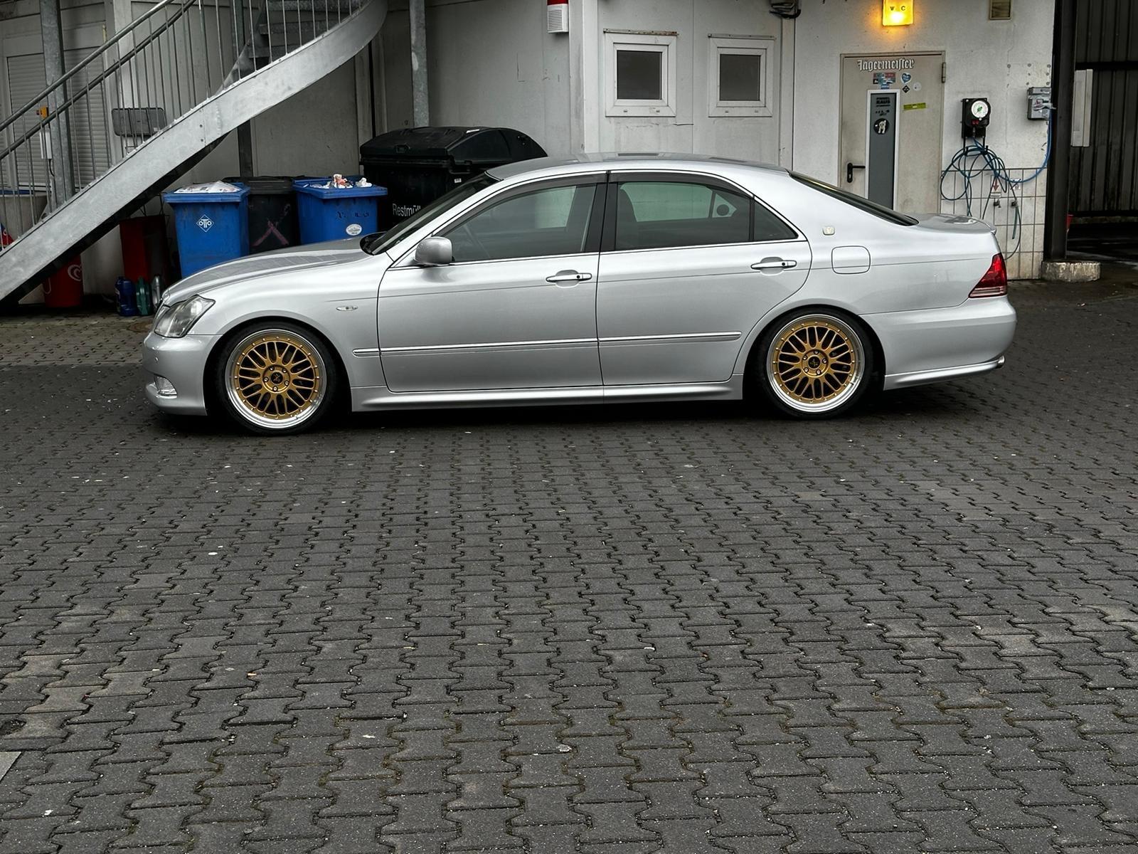 Abbildung des Autos Toyota Crown Athlete V6 …