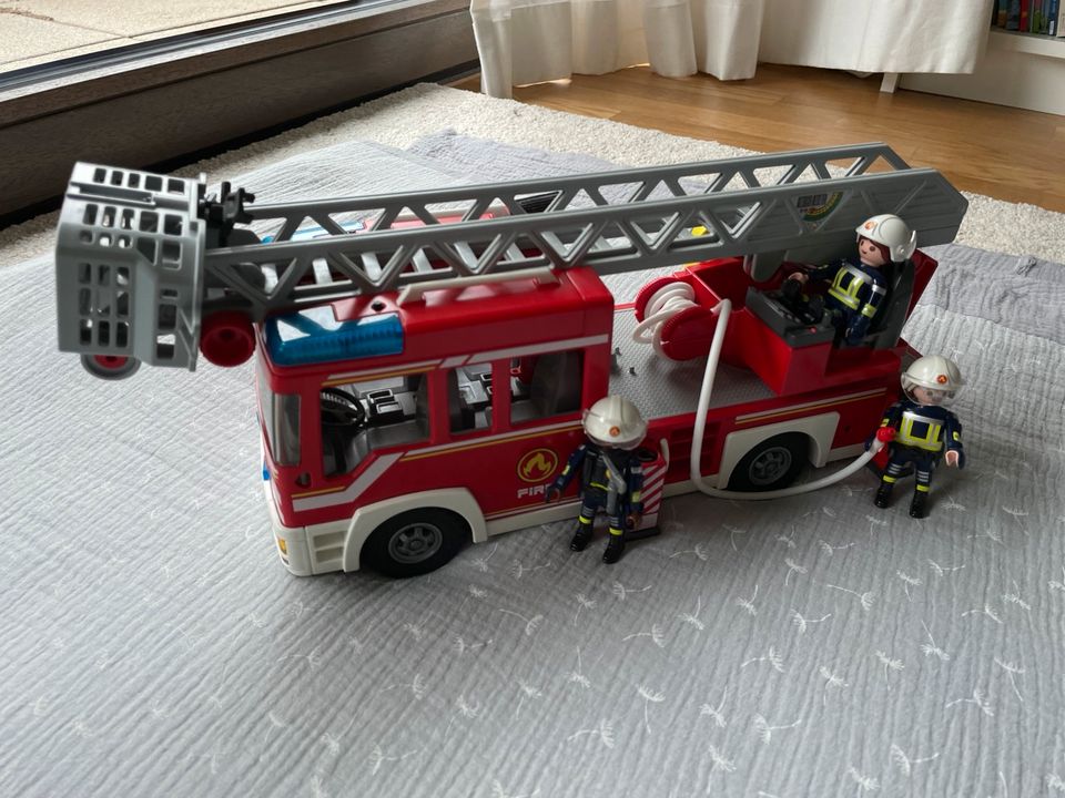 PLAYMOBIL City Action Feuerwehr-Leiterfahrzeug in Berlin