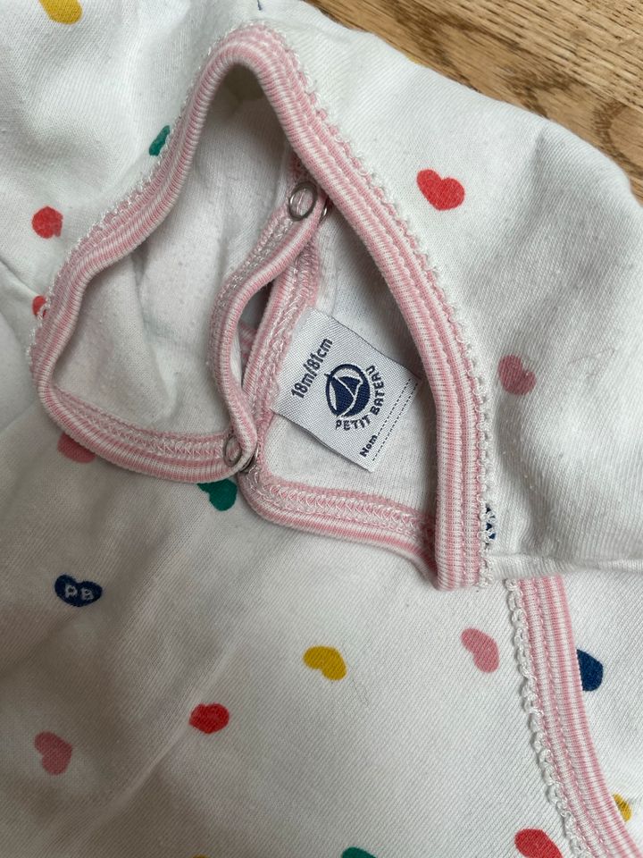 Petit Bateau Schlafanzug Größe 81 weiß mit bunten Herzen in Krefeld