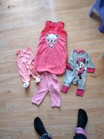 Das sind schöne Baby Strampler und ein Schlafsack Nordrhein-Westfalen - Plettenberg Vorschau