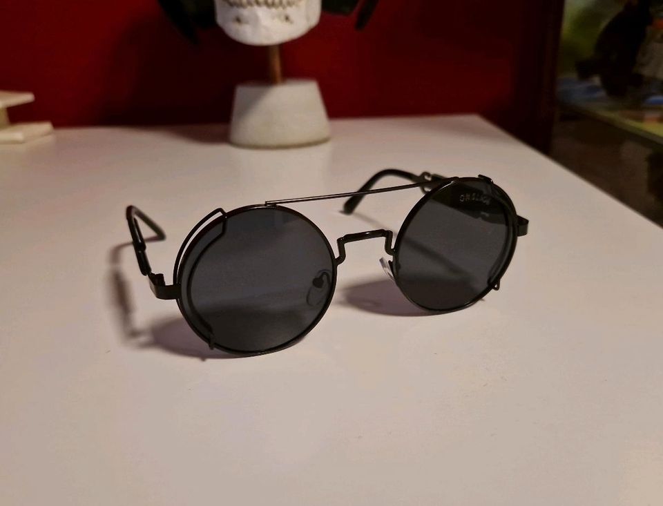 Cyberpunk Sonnenbrille Nagelneu mit Etui Schwarz in Mannheim