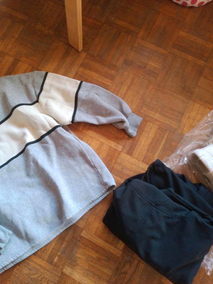 Sweatshirt zu verschenken shein Größe 40/42 fällt aber groß aus in Garbsen