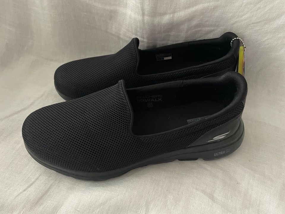 Skechers Go Walk 5 Slipper Freizeit Turnschuhe Gr. 42 neu schwarz in Hamm