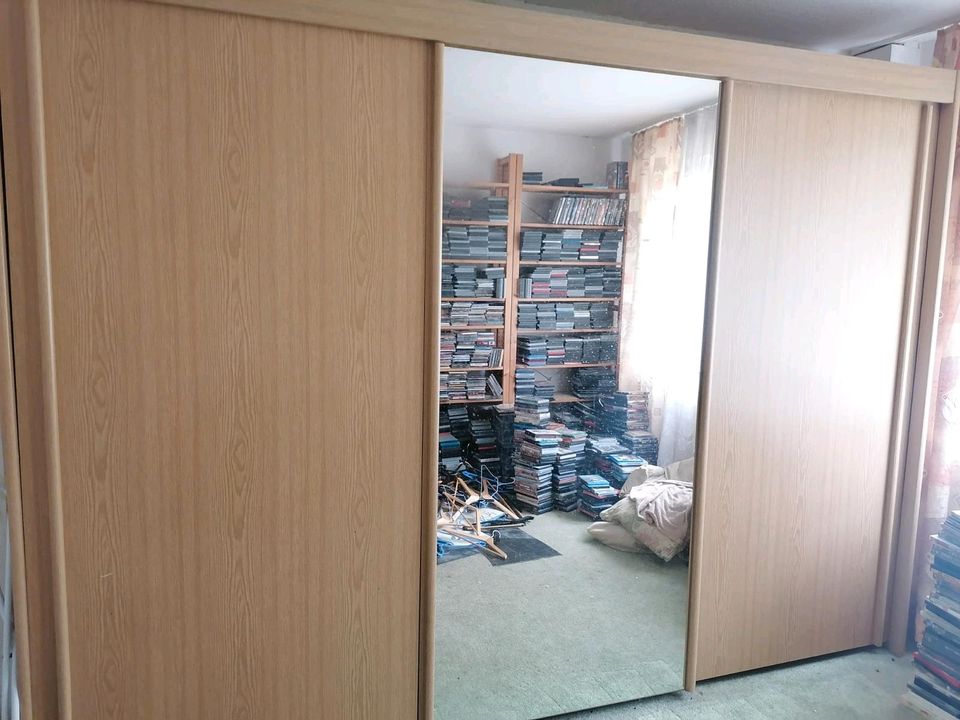 Kleiderschrank mit Spiegel in Bochum