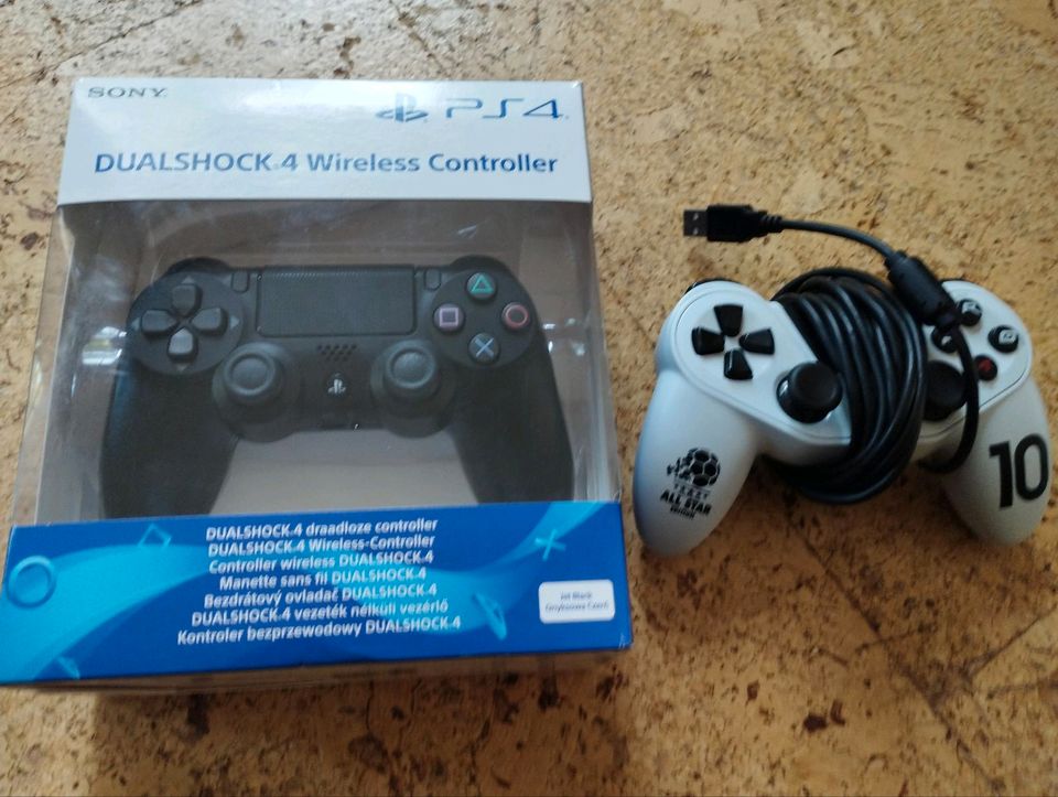 PS4 in Weiß mit zwei Controller + Spiele in Reinbek