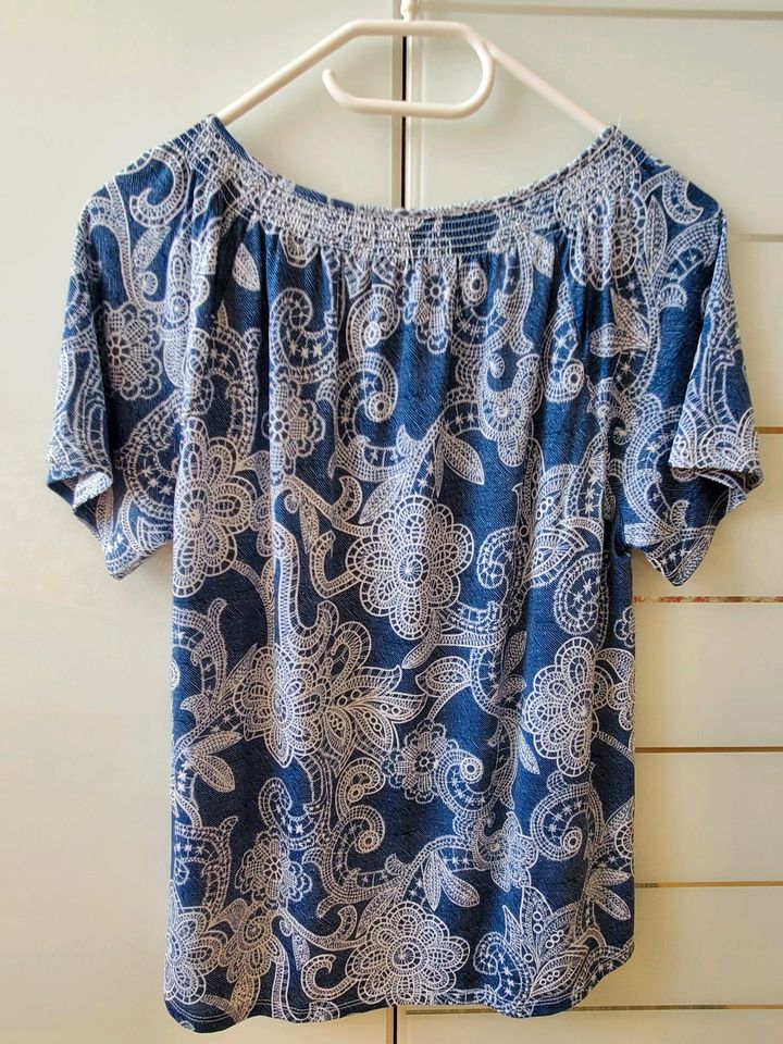 Carmenbluse Carmenshirt Paisley jeansblau weiß Gr.M Neuwertig in Beeskow