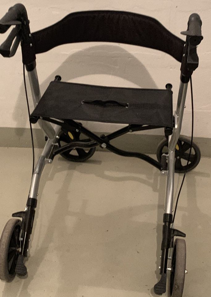 Rollator WB-AR 41 mit Tasche, leicht zusammenklappbar, platzspare in Hamburg