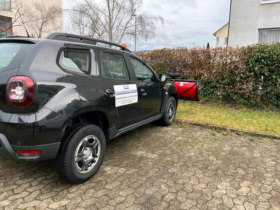 Dacia Duster Allrad Winter-Dienst - Schnee-Pflug Fahrzeug in Radolfzell am Bodensee