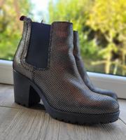 Stiefelette Tommy Hilfiger Leder schwarz/silber Gr. 39 Neuwertig Niedersachsen - Bissendorf Vorschau