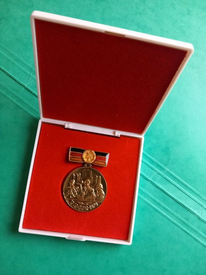 Medaille 30. Jahrestag der DDR und Auszeichnungskarte 1979 in Sigmaringendorf