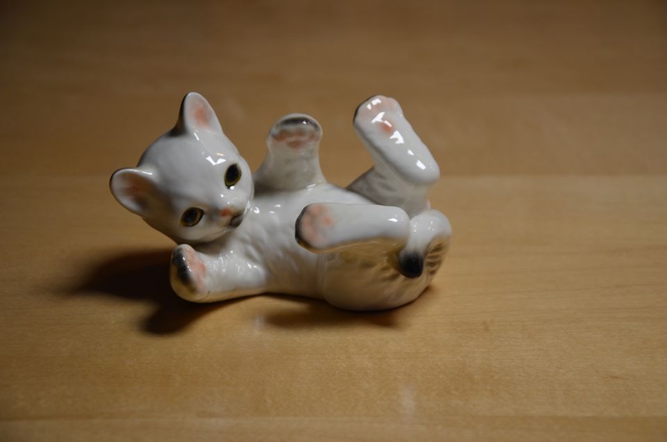 GOEBEL Porzelanfigur Katzenwelpe weiß auf dem Rücken liegend in Bodenkirchen