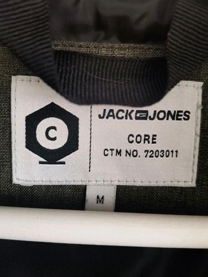 Jack Jones Parker /Winterjacke Gr. M Neu für 55 Euro Np:149 Euro in Neuwied