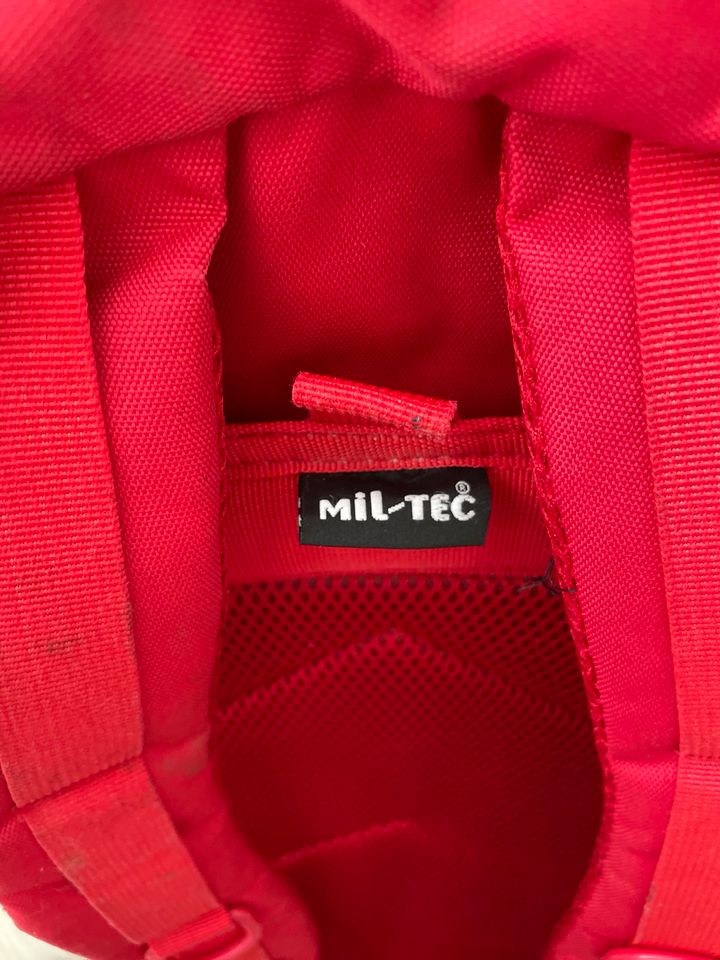 Bundeswehr Rucksack rot pink in Nideggen / Düren