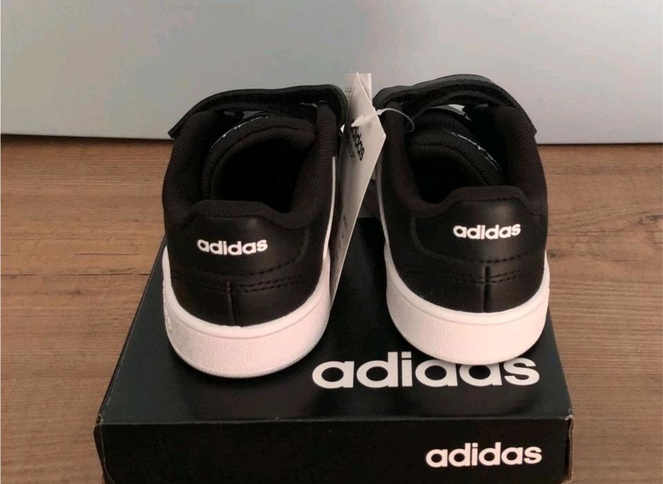 Kinderschuhe Sneaker Nike/ Elefanten/ Adidas Größe 26 neu in Bonn