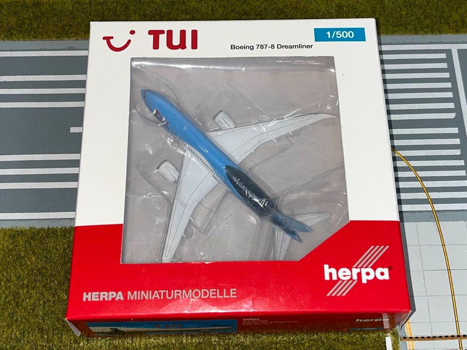 Herpa TUI Boeing 787-8 Dreamliner [PH-TFL] (1:500) in Dresden