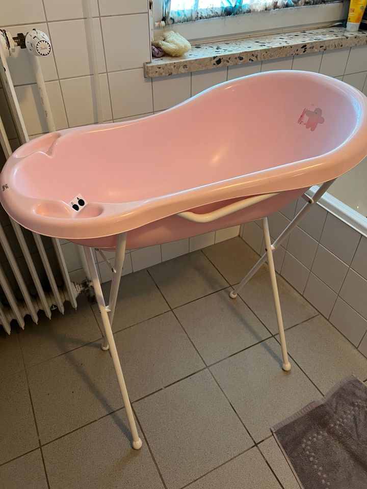 Schöne Babywanne Badewanne rosa in Mölln