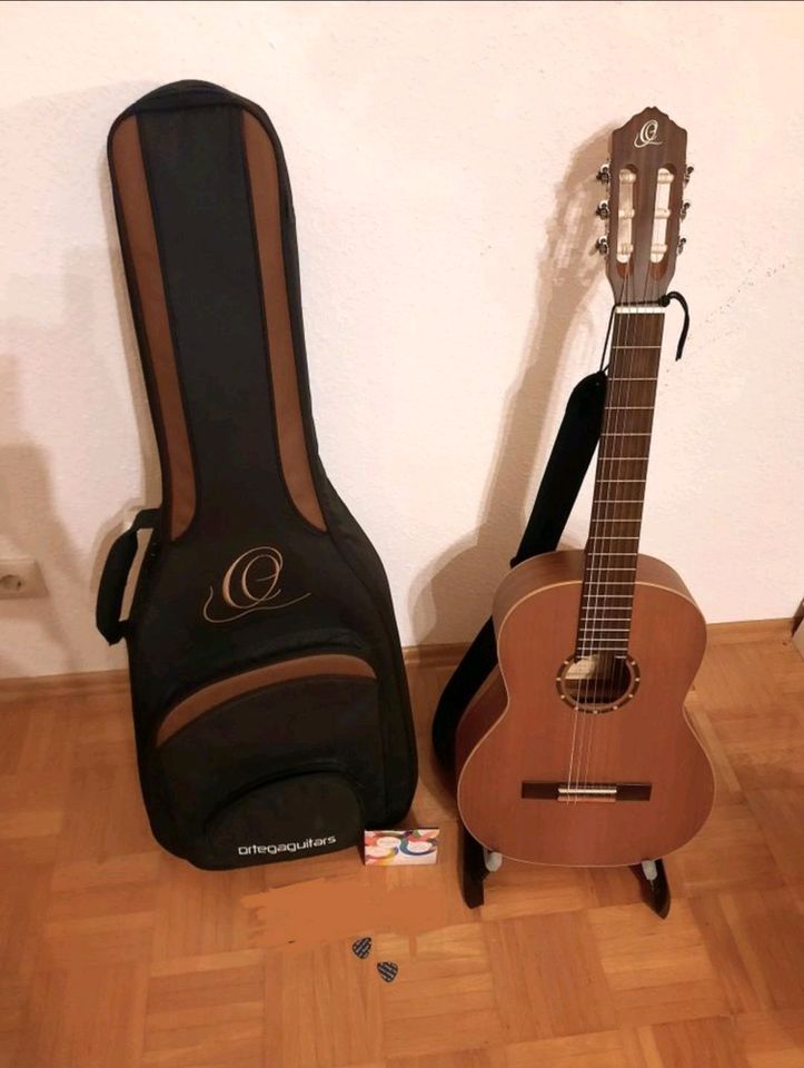 Ortega R131 Klassische Gitarre, viel Zubehör, wie NEU, Anfänger in Augsburg