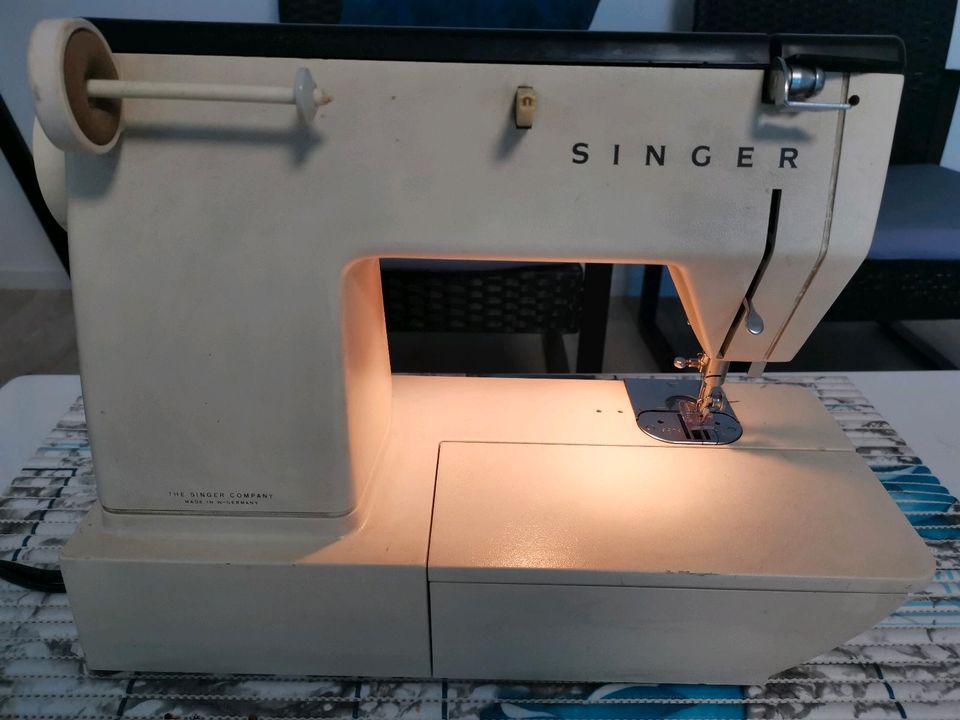 Nähmaschine SINGER Futura MODELL 1100  DEFEKT in Berlin