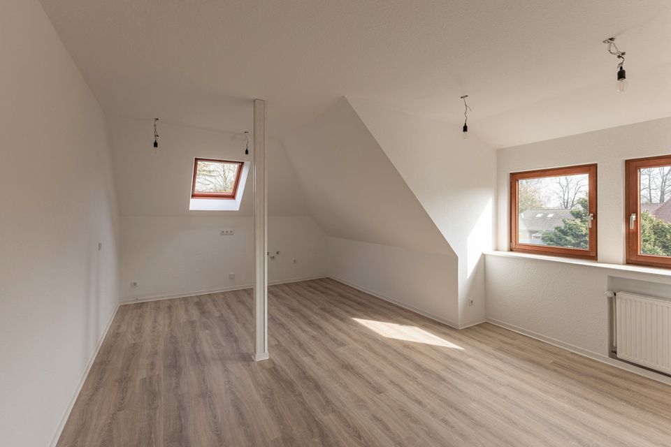 Erstbezug nach Sanierung: Großzügige Dachgeschosswohnung am Büppeler Wald in Varel