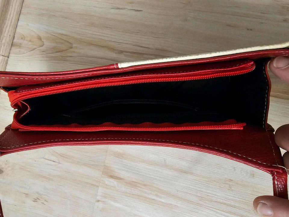 Kleine schöne Damenhandtasche in Klings