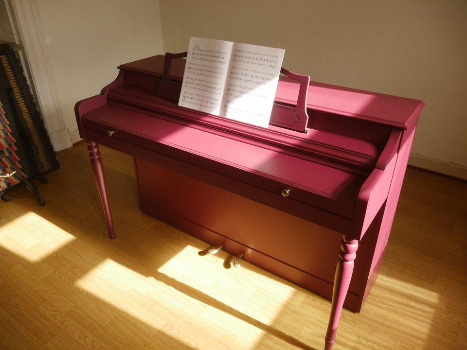 Unikat! Klavier, burgunderviolett vom Fachmann überarbeitet in Zülpich