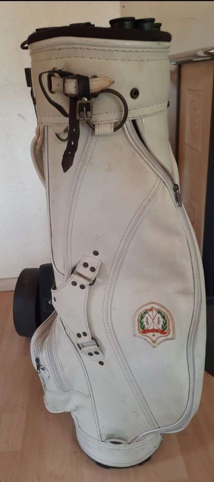 Golftasche mit Schlägerset und Trolley in Nordenholzermoor