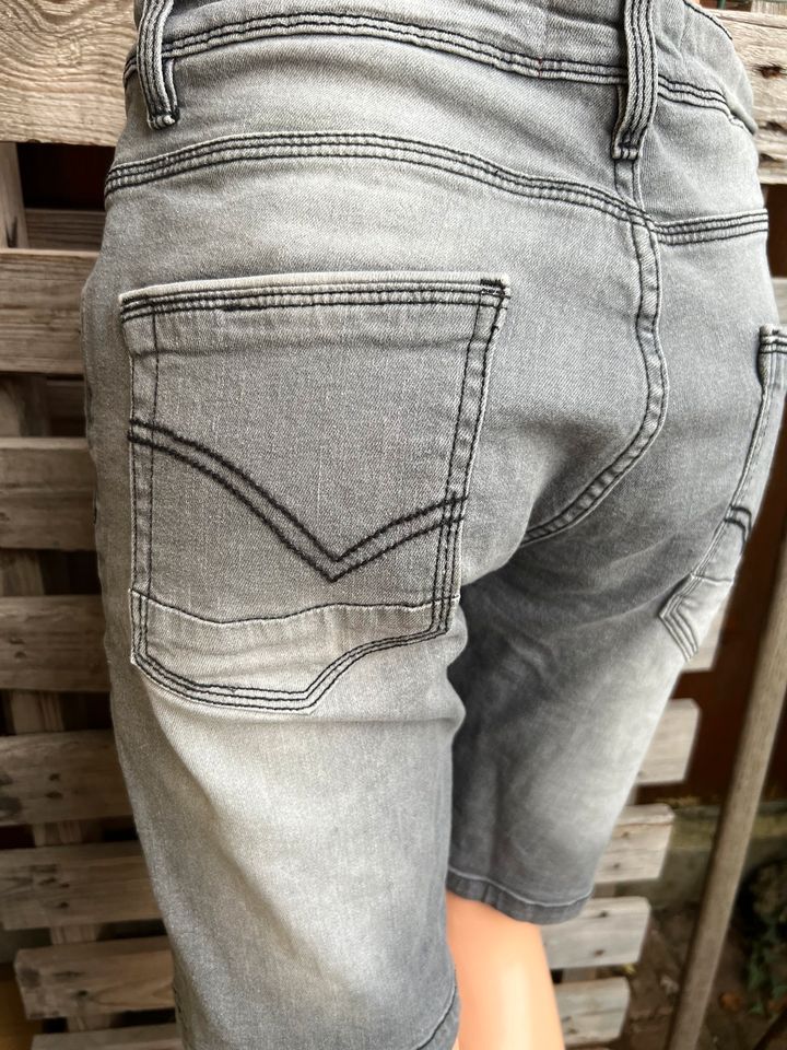 2 Jeans Stretch Short s -M in Friedrichshafen