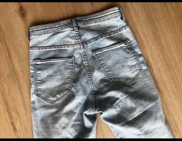 H&M Skinny Jeans Stretch high waist S/36 hellblau zerrissen in Günthersdorf
