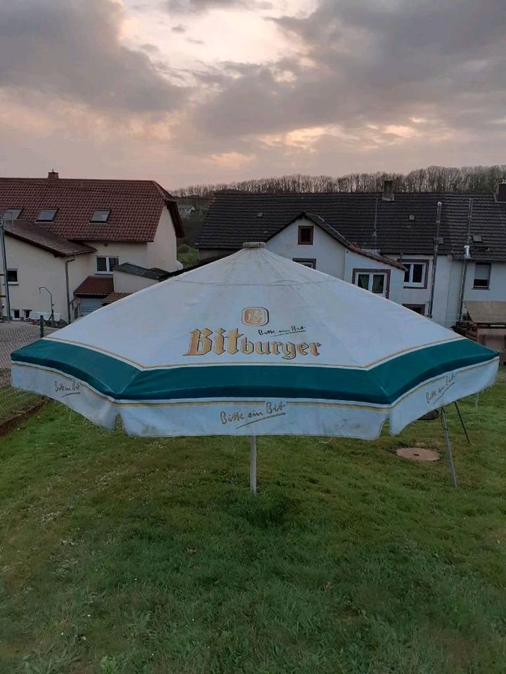 Gastronomie Sonnenschirm groß Bitburger Restaurant Kneipe Garten in Wadern