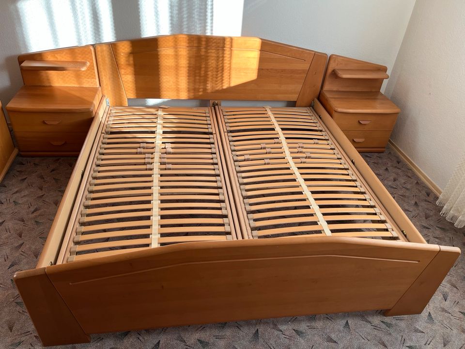 Schlafzimmer mit Kommode aus Holz in Tüßling