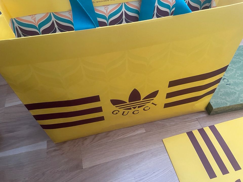 Gucci x adidas tüten Karton Schachtel in Königsberg i. Bayern