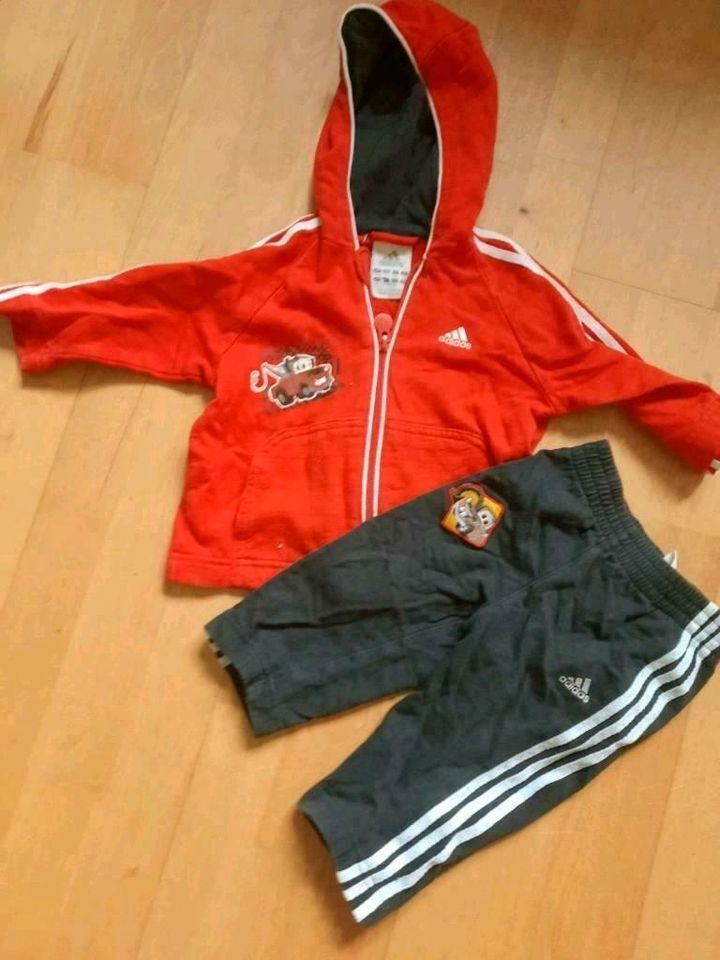 ADIDAS - 3 Trainingsanzüge (2x lang, 1x kurz) und Sandalen in Rösrath