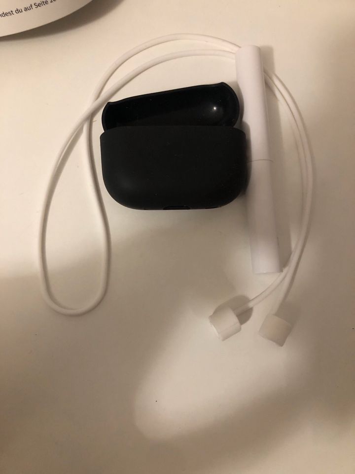 2 AirPods Pro 2 Hüllen mit Reinigungs Zubehör in Niedernhall