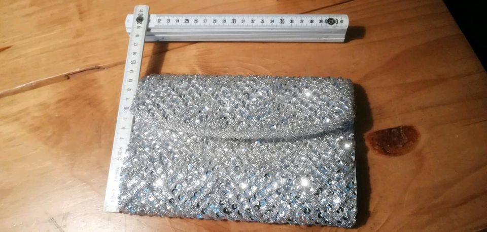 Bildhübsche alte Clutch, Pailletten, silber in Uedem