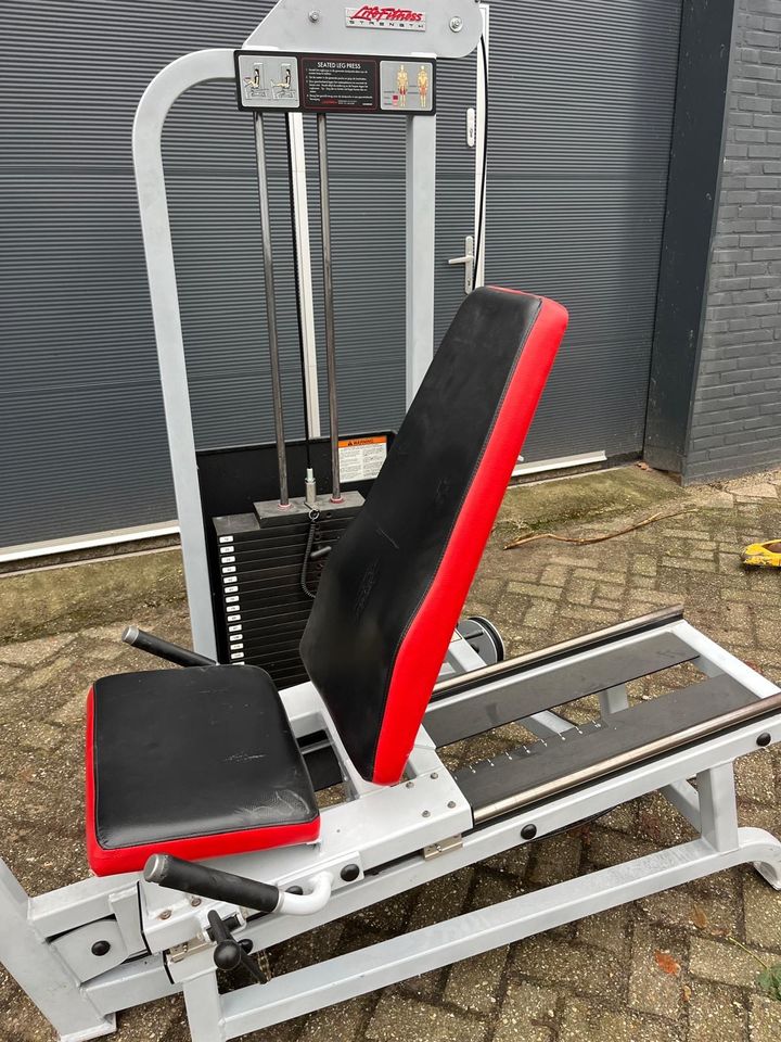 Life Fitness Strength Seated Beinpresse/ Leg press Grey in Bocholt