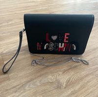 Moschino Handtasche, schwarz mit Aufdruck und Kette Hessen - Hanau Vorschau